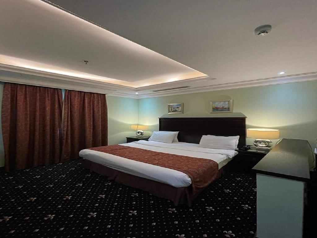 Postel nebo postele na pokoji v ubytování Tourist Hotel