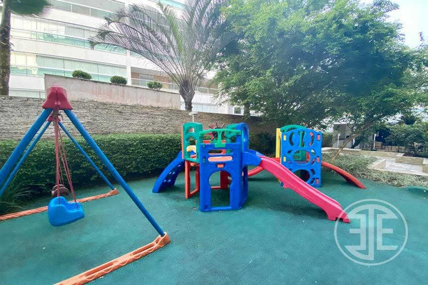- une aire de jeux avec 2 balançoires et un toboggan dans l'établissement Apto Edif viva a vida, à Bertioga