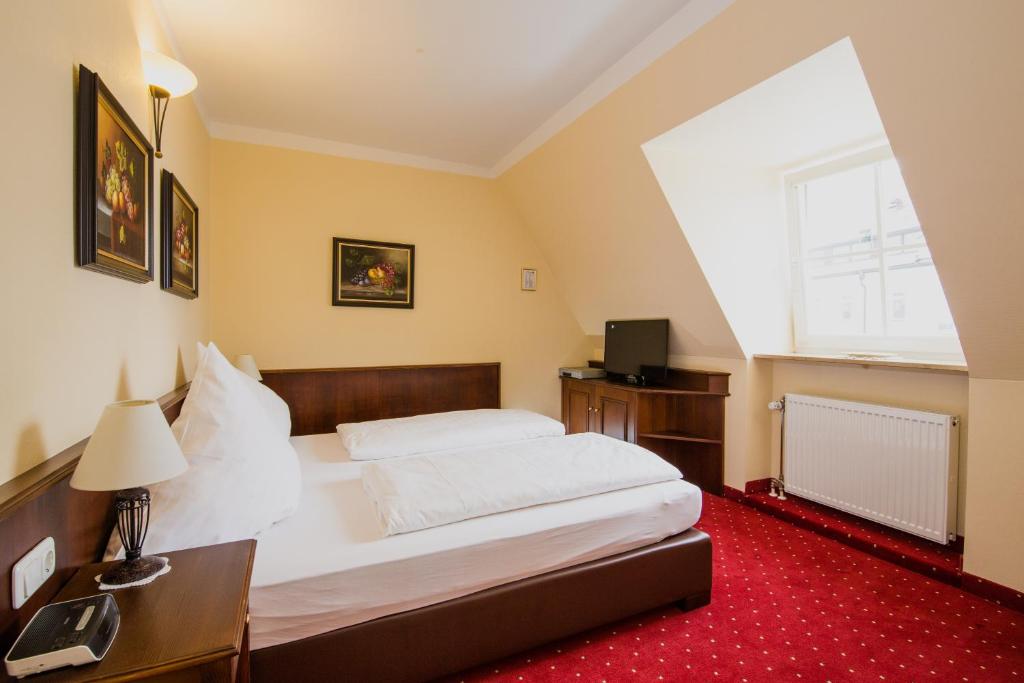 Postel nebo postele na pokoji v ubytování Klassik Hotel am Tor