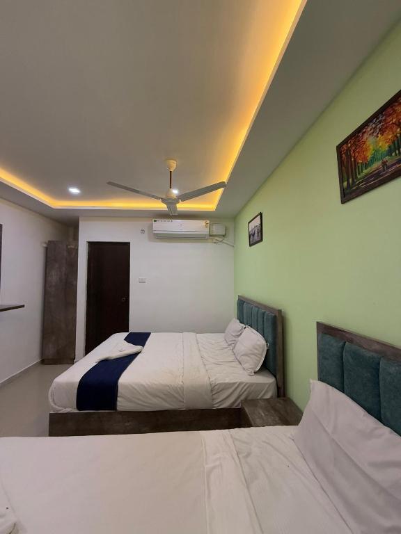 Postel nebo postele na pokoji v ubytování Queens Residency - Kochi