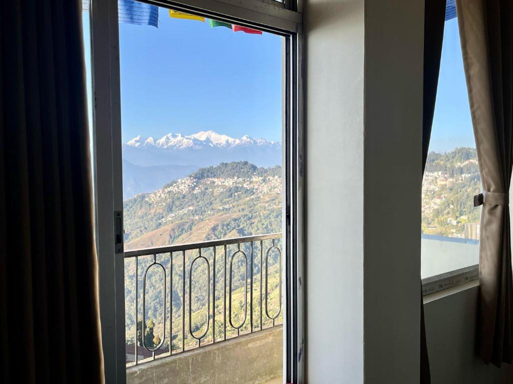 Nespecifikovaný výhled na hory nebo výhled na hory při pohledu z hotelu