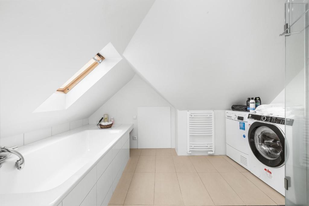 セールフォスにあるTo be Remove Venture Vacations-Golden Circle Hot Tub Cabinの白いランドリールーム(洗濯機、乾燥機付)