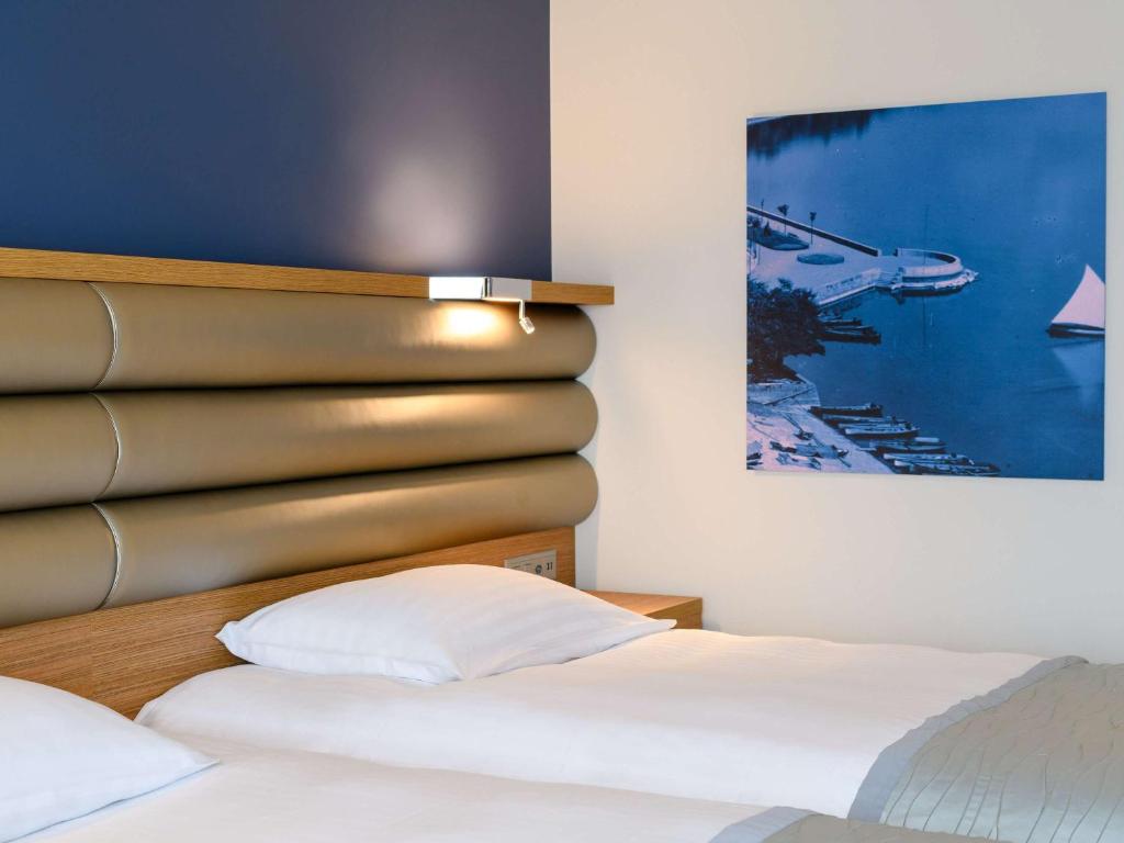Postel nebo postele na pokoji v ubytování Mövenpick Hotel Lausanne