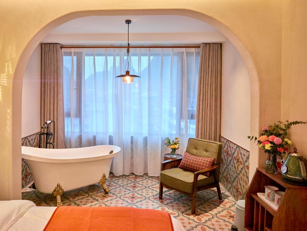 Postel nebo postele na pokoji v ubytování Yangshuo Lisa Boutique Hotel