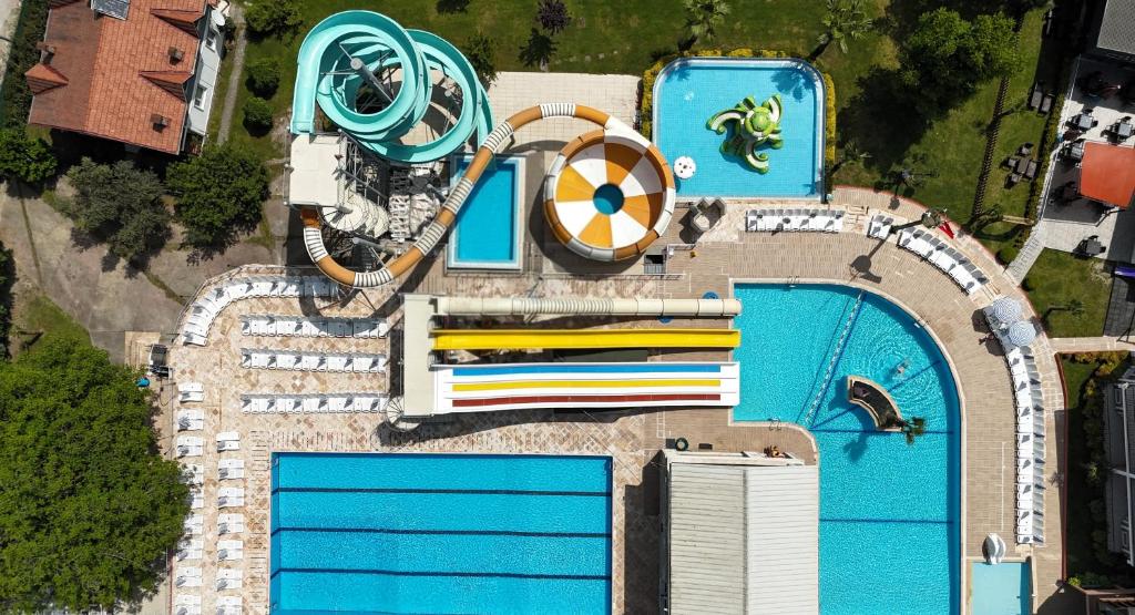 an overhead view of a pool with two swimming pools at Sapanca Aqua Wellness Spa Hotel in Sapanca