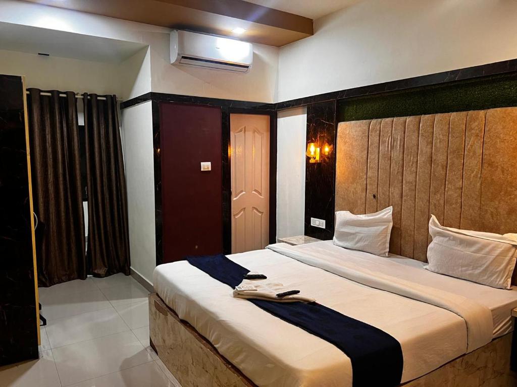 Postel nebo postele na pokoji v ubytování Queens Residency - Kochi
