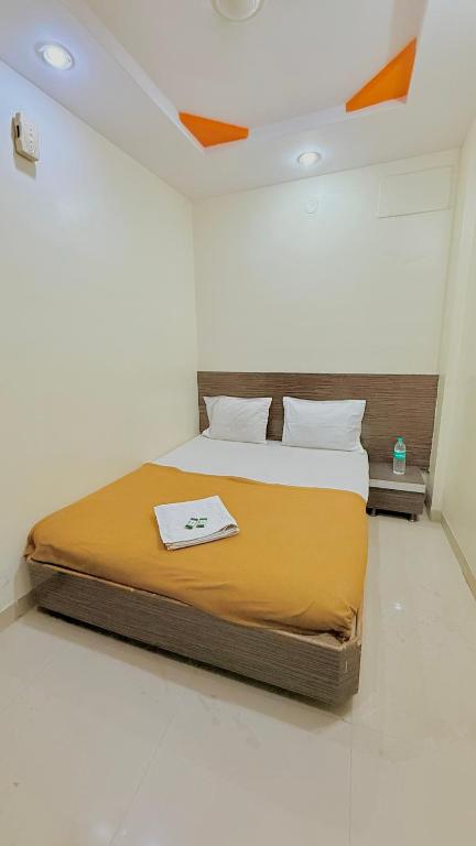 Postel nebo postele na pokoji v ubytování HOTEL GRKK - Near Shri Saibaba Samadhi Temple Shirdi
