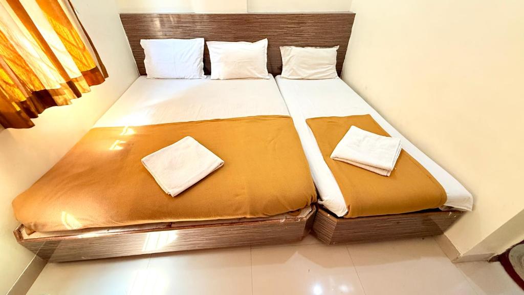 Postel nebo postele na pokoji v ubytování HOTEL GRKK - Near Shri Saibaba Samadhi Temple Shirdi