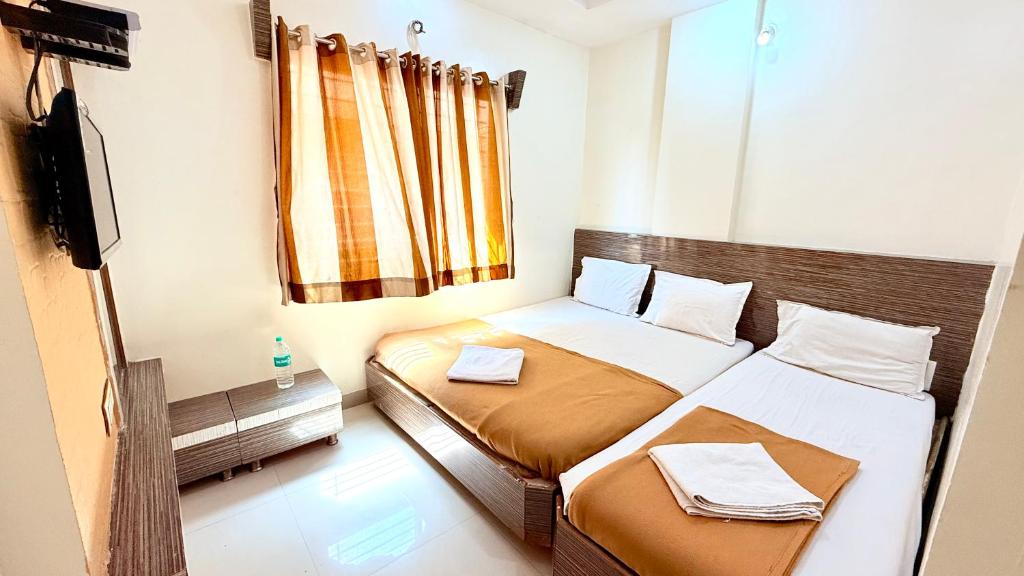 Postel nebo postele na pokoji v ubytování HOTEL GRKK - Near Shri Saibaba Samadhi Temple Shirdi