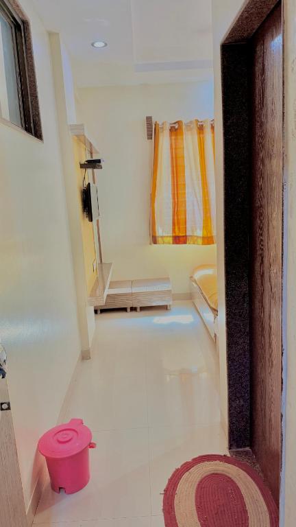 Postel nebo postele na pokoji v ubytování HOTEL GRKK - Near Shri Saibaba Samadhi Temple Shirdi