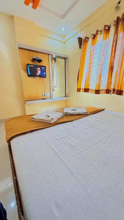 Postel nebo postele na pokoji v ubytování HOTEL GRKK - Near Shri Saibaba Samadhi Temple Shirdi