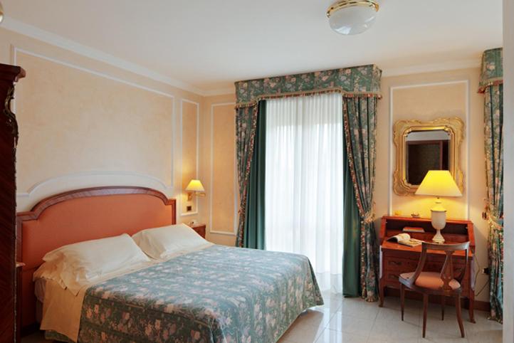 Postel nebo postele na pokoji v ubytování Grand Hotel Bristol