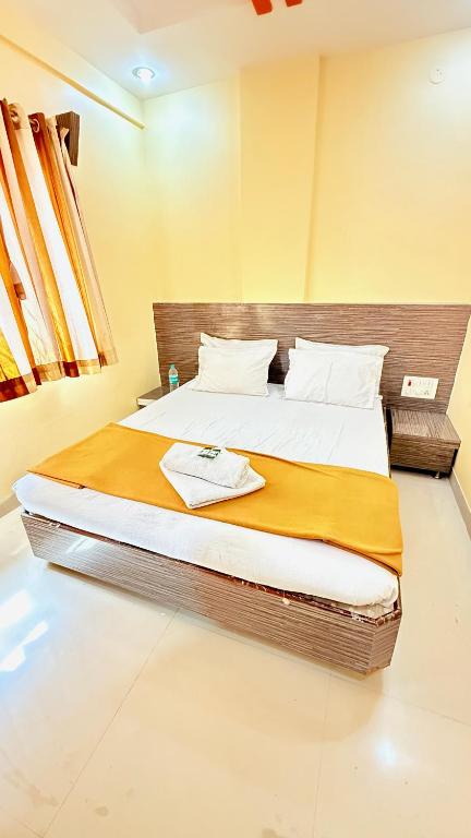 Postel nebo postele na pokoji v ubytování HOTEL GRKK - Near Shri Saibaba Samadhi Temple Shirdi