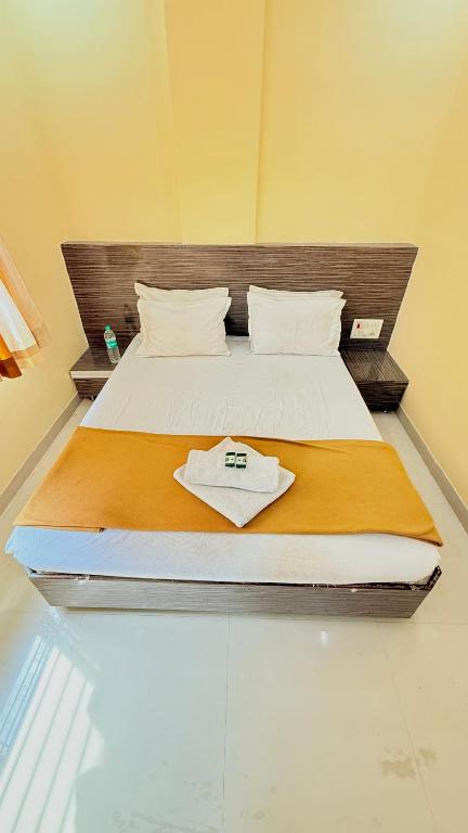 Postel nebo postele na pokoji v ubytování HOTEL GRKK - Near Shri Saibaba Samadhi Temple Shirdi