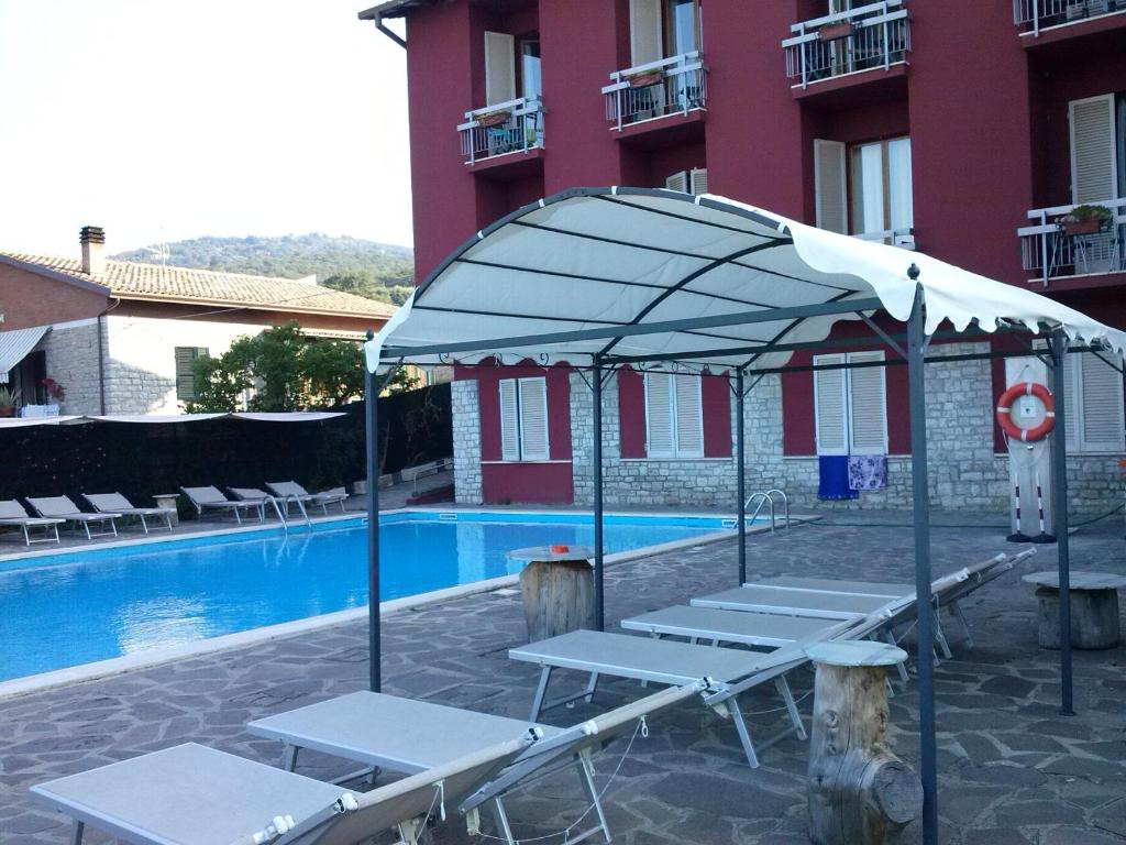 Bazén v ubytování Hotel Cavalieri nebo v jeho okolí