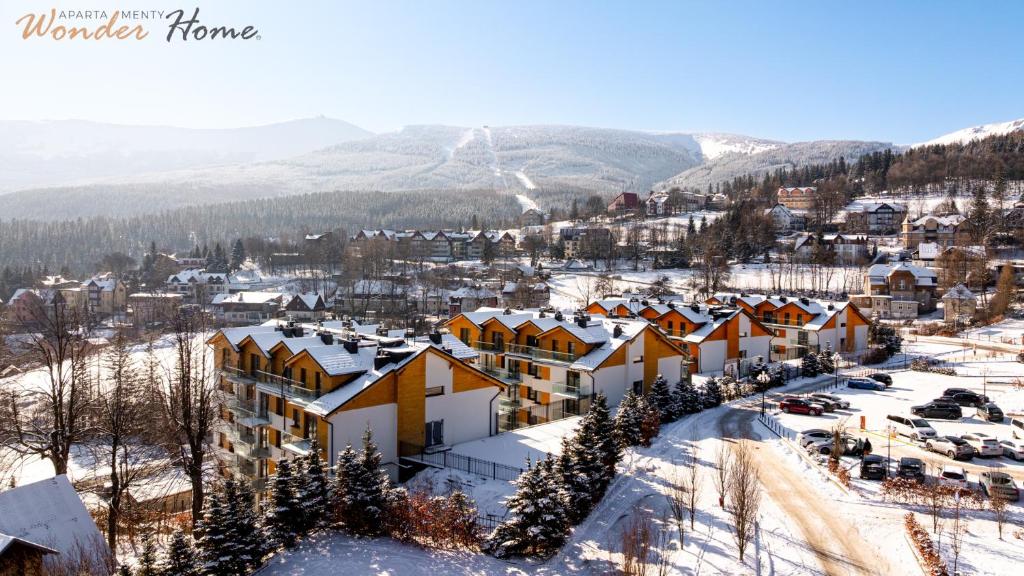 una vista aerea di una città nella neve di Wonder Home - Apartamenty z widokiem na góry, blisko wyciągów, szlaków turystycznych i restauracji a Karpacz