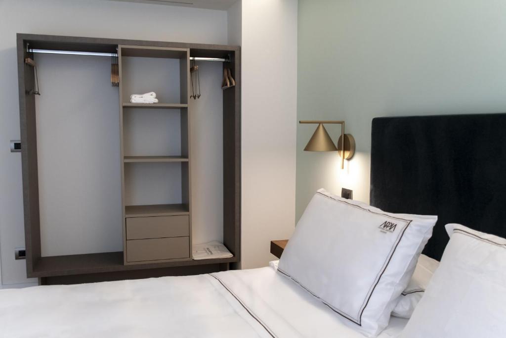 Giường trong phòng chung tại Appia Boutique Apartment