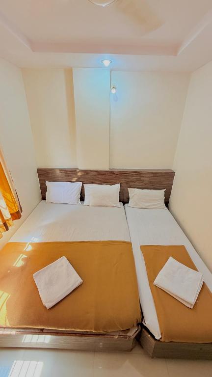 Postel nebo postele na pokoji v ubytování HOTEL GRKK - Near Shri Saibaba Samadhi Temple Shirdi