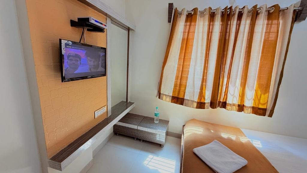 Postel nebo postele na pokoji v ubytování HOTEL GRKK - Near Shri Saibaba Samadhi Temple Shirdi