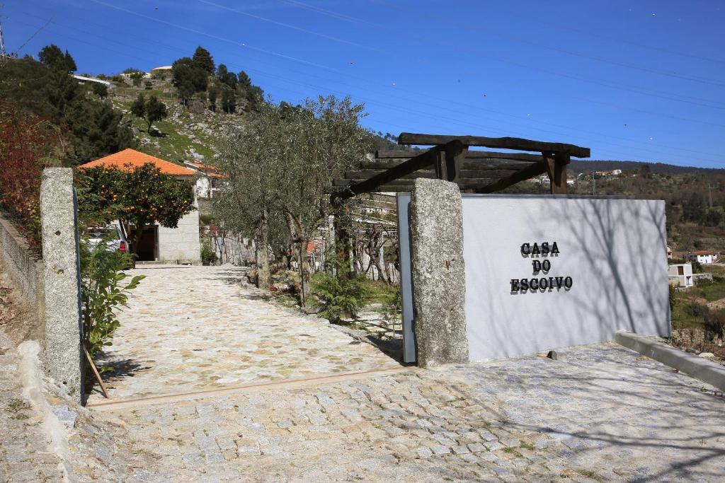 Ein Schild, auf dem steht: "Ruf meine Berichterstattung über ein Gebäude an." in der Unterkunft Casa do Escoivo in Loivos da Ribeira