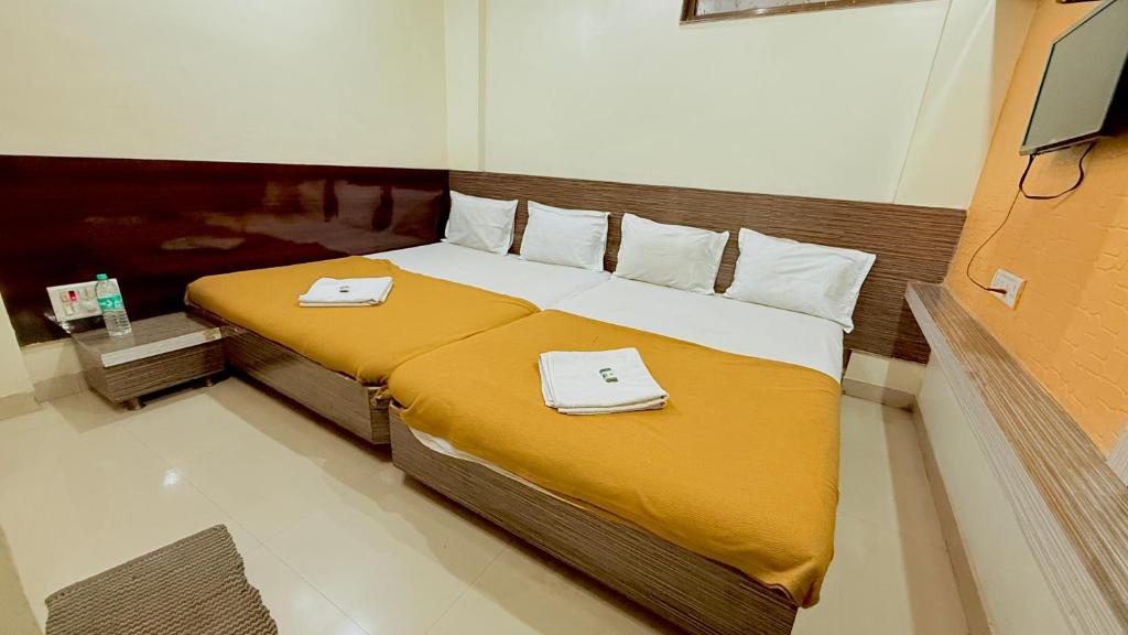Postel nebo postele na pokoji v ubytování HOTEL GRKK - Near Shri Saibaba Samadhi Temple Shirdi