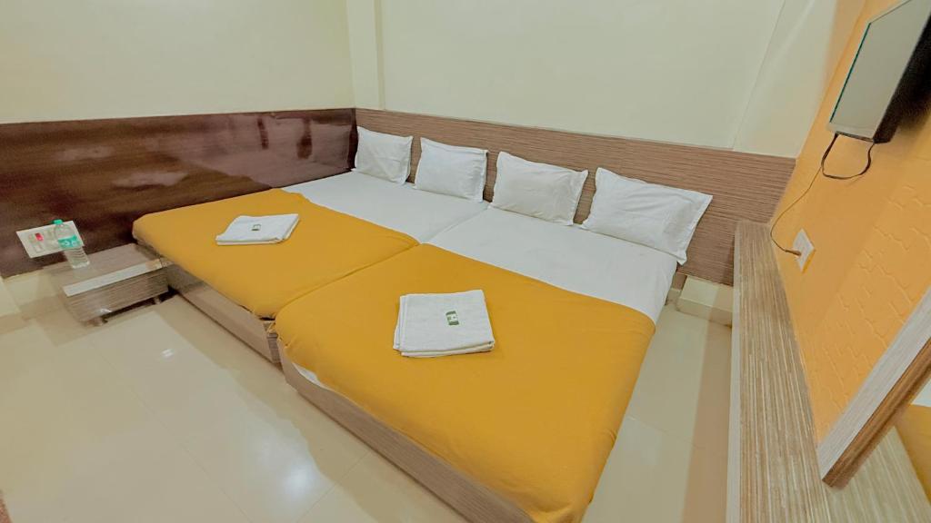 Postel nebo postele na pokoji v ubytování HOTEL GRKK - Near Shri Saibaba Samadhi Temple Shirdi
