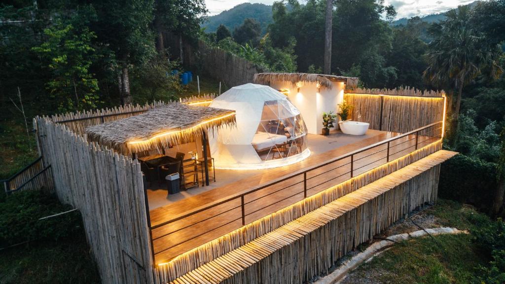 Ban Kai NoiPHULAYYA CHIANGMAI - Luxury Dome的甲板上配有带雨伞的帐篷