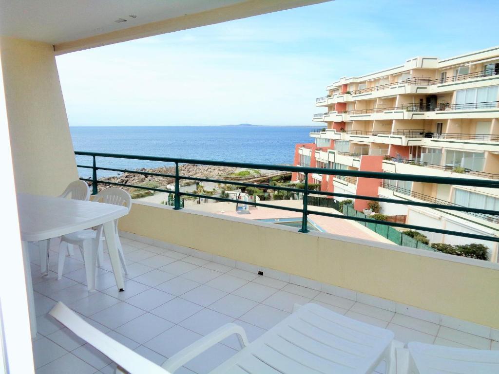 un balcon avec une table et une vue sur l'océan dans l'établissement T3 avec large terrasse et garage, à Sète
