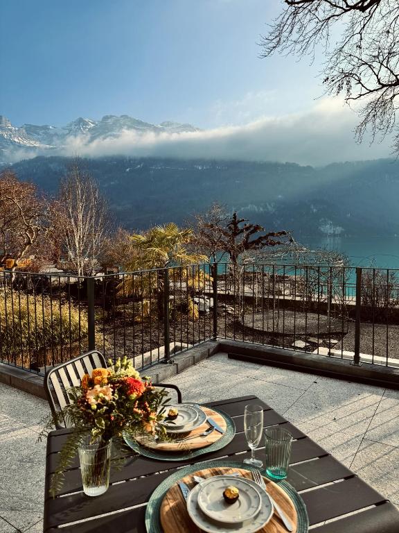 einen Tisch mit zwei Teller Essen auf dem Balkon in der Unterkunft Art Residence, Beat Schild in Brienz