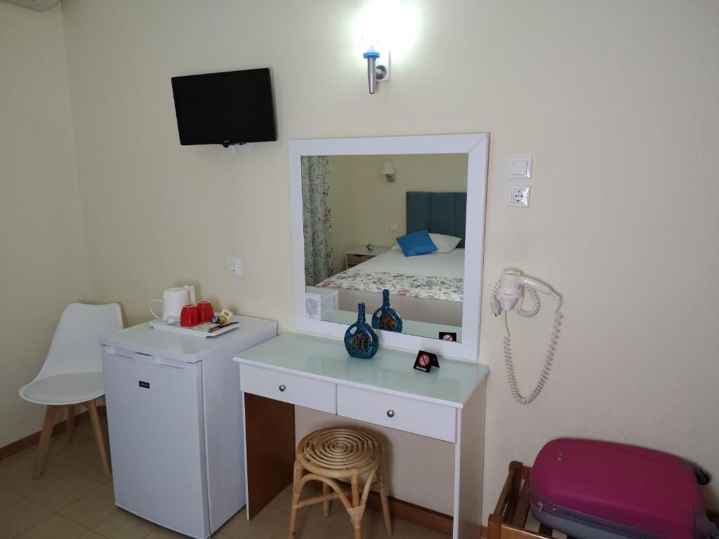 TV a/nebo společenská místnost v ubytování Laios Hotel (Adults Only)