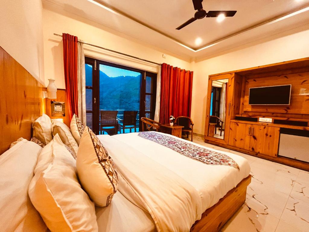 Postel nebo postele na pokoji v ubytování The kempty Fall Resort, Mussoorie - Lavish & Luxury Stay