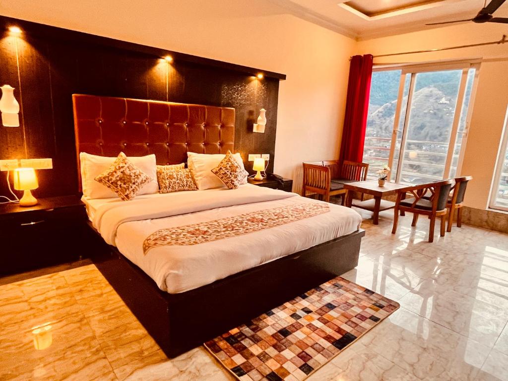 Postel nebo postele na pokoji v ubytování The kempty Fall Resort, Mussoorie - Lavish & Luxury Stay