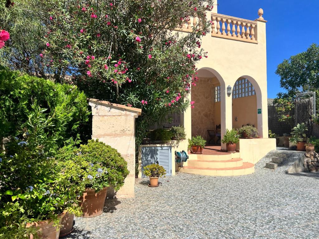 a house with flowers on the side of it at Casa Vieja in Port de Pollensa