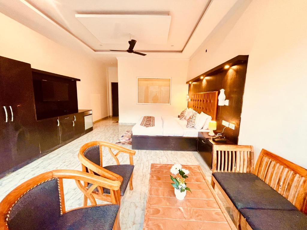 Postel nebo postele na pokoji v ubytování The kempty Fall Resort, Mussoorie - Lavish & Luxury Stay