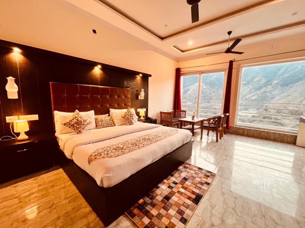 Postel nebo postele na pokoji v ubytování The kempty Fall Resort, Mussoorie - Lavish & Luxury Stay