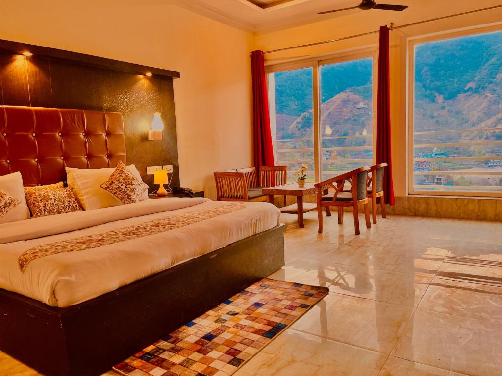 Postel nebo postele na pokoji v ubytování The kempty Fall Resort, Mussoorie - Lavish & Luxury Stay