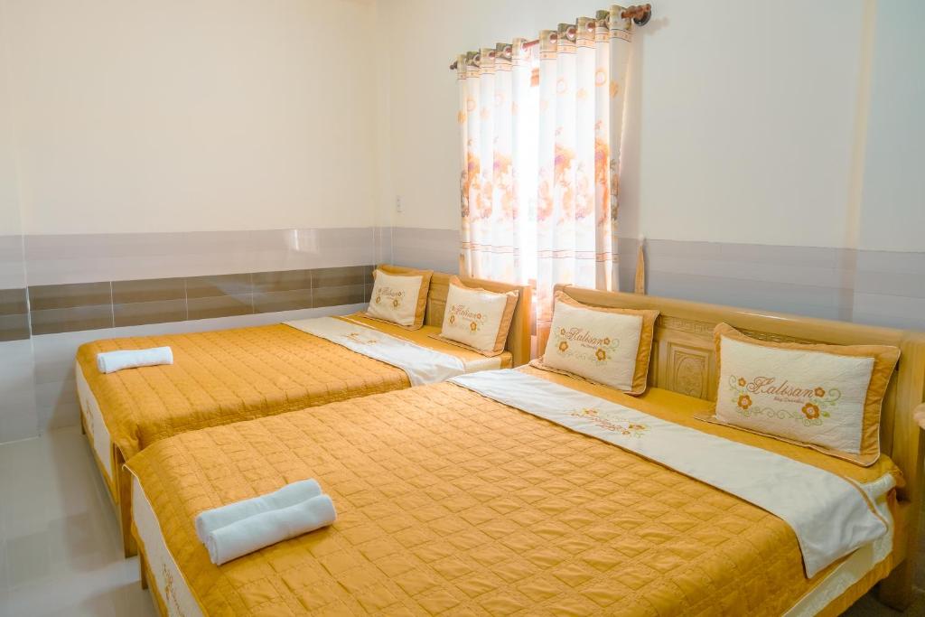 Postel nebo postele na pokoji v ubytování Khách sạn Hoàng Hải Ninh Thuận