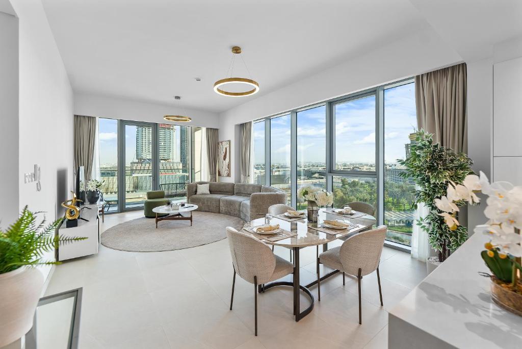 Prostor za sedenje u objektu Magnificent - New 1BR in Canal Front Residences