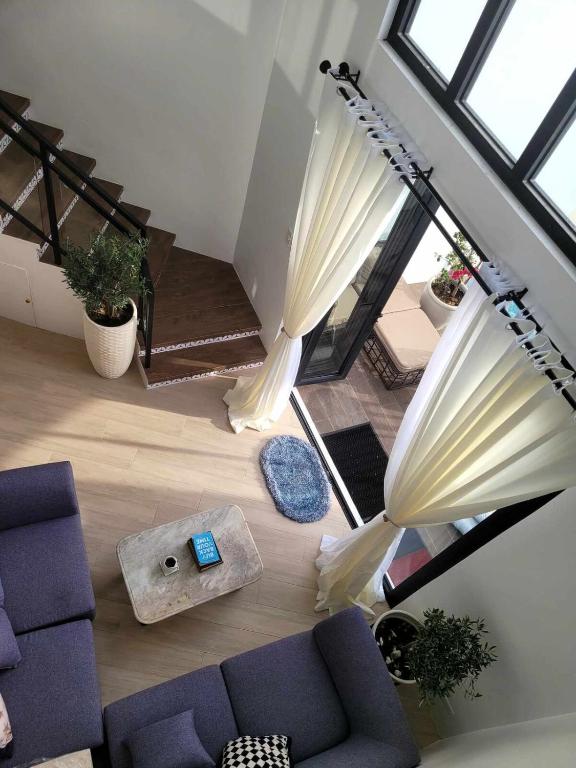 Posezení v ubytování French home with stunning Taal view near Tagaytay