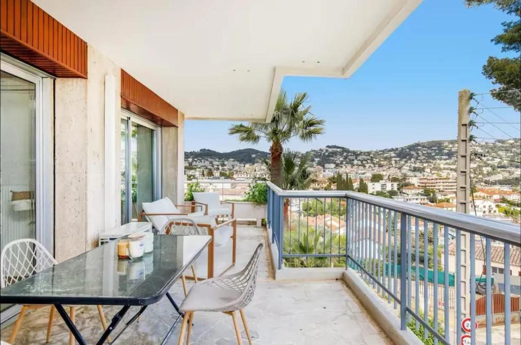 Photo de la galerie de l'établissement Appartement spacieux avec vue au Cannet 114 m², au Cannet
