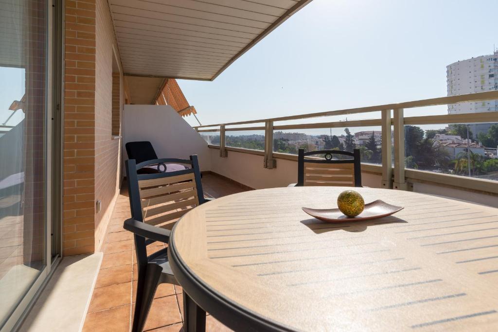 Balkón alebo terasa v ubytovaní Hill apartment with terrace, parking, pool & paddle court