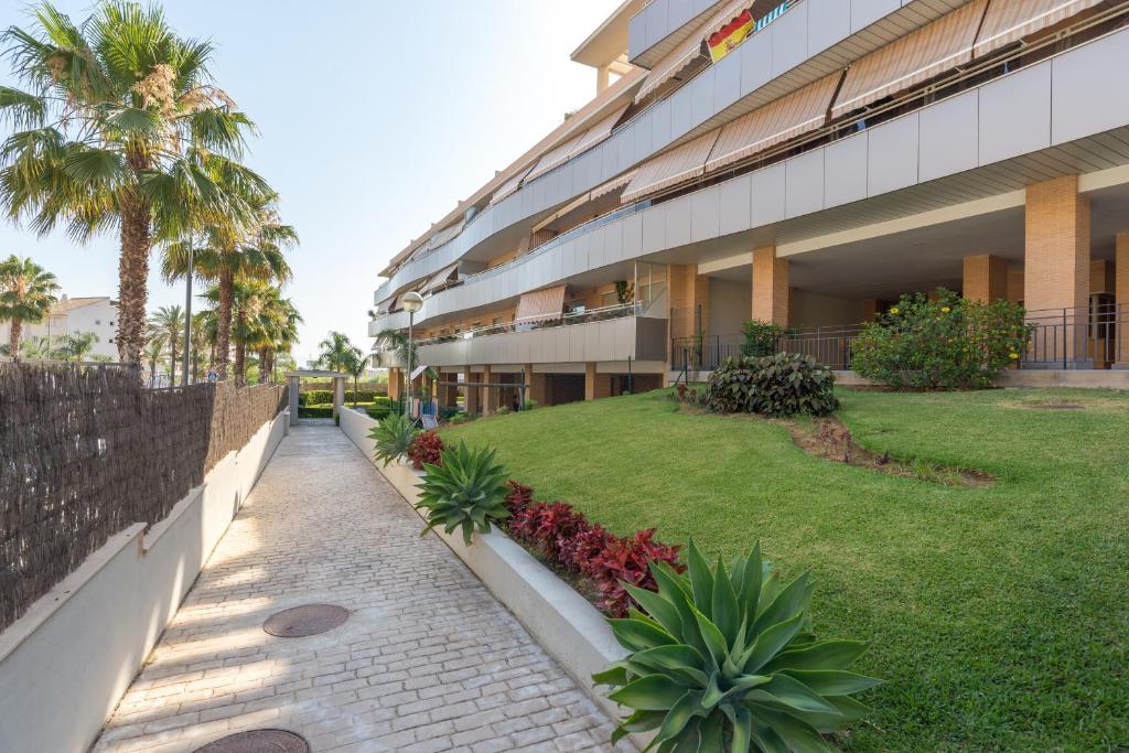Vonkajšia záhrada v ubytovaní Hill apartment with terrace, parking, pool & paddle court