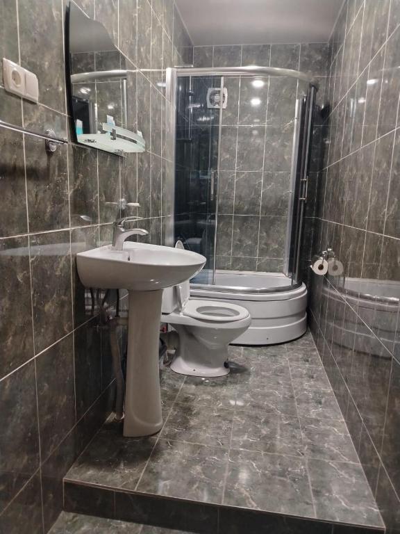 Koupelna v ubytování HOTEL IMERETI TBILISi