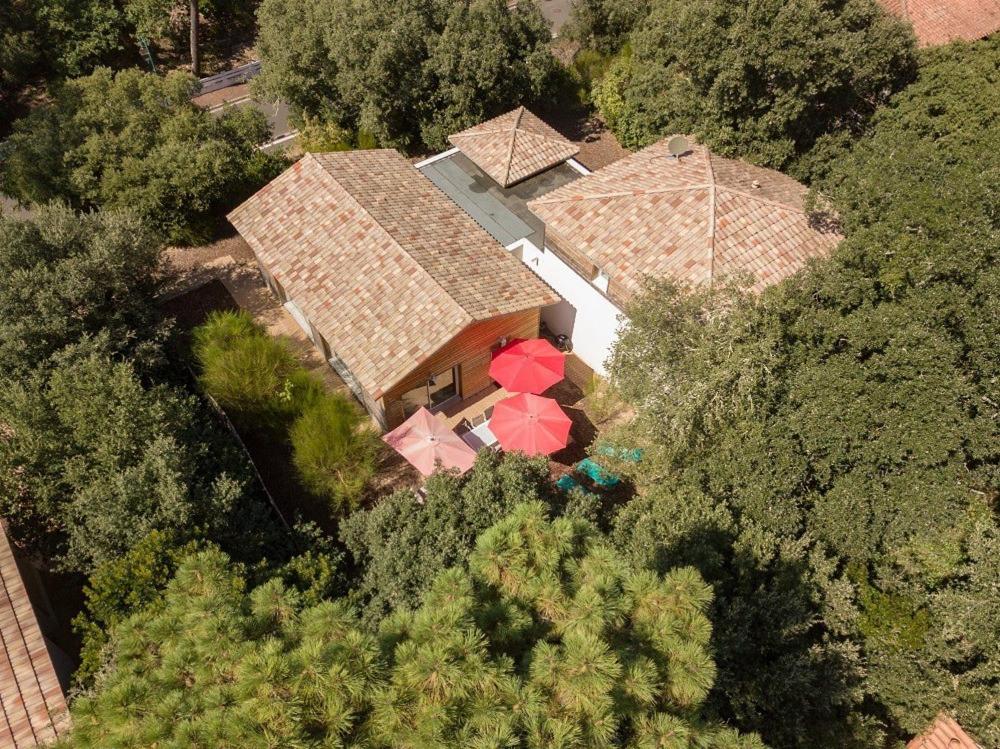 - une vue sur une maison avec des parasols dans l'établissement Villa Bikiak, proche de la plage, cœur Mouleau, à Arcachon