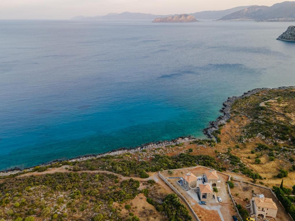 een luchtbeeld van een grote hoeveelheid water bij Katerina's Stone Villas - Monemvasia in Monemvasia