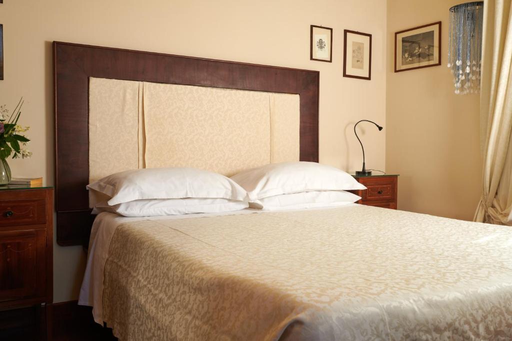 Postel nebo postele na pokoji v ubytování Palm Gallery Hotel