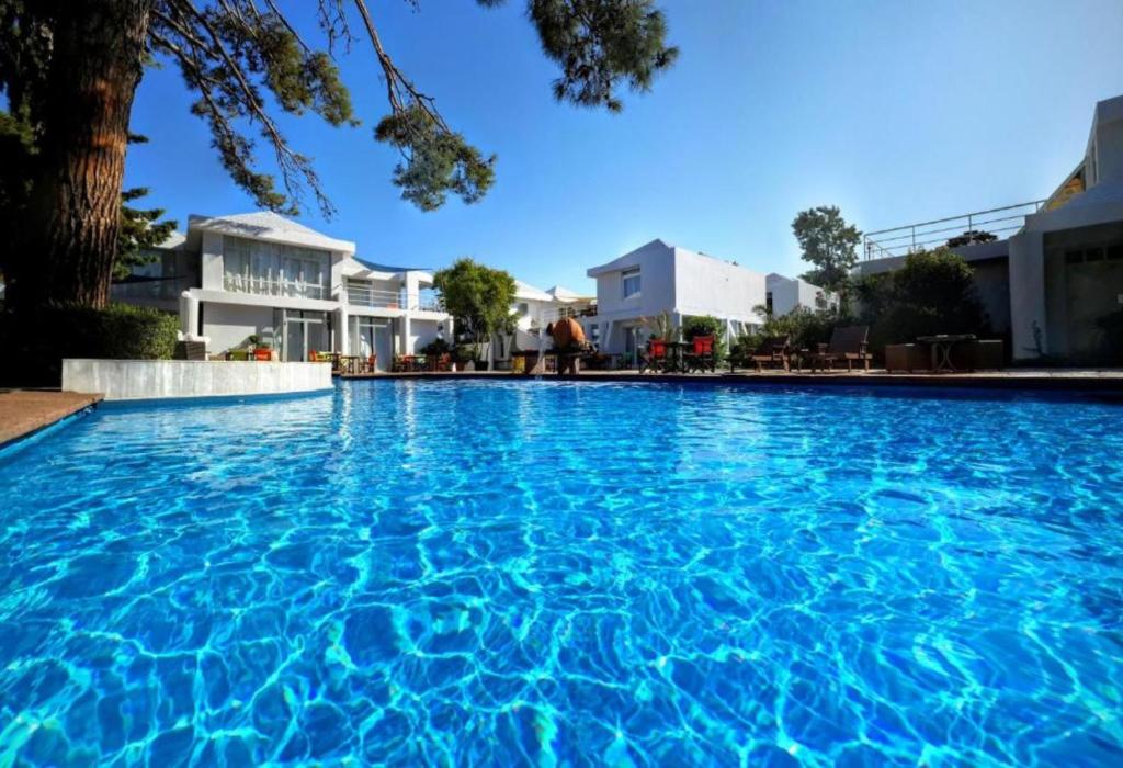 Bazén v ubytování Loriet Hotel nebo v jeho okolí