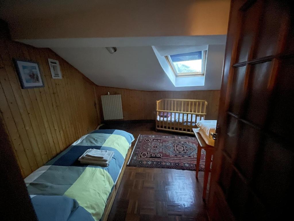Postel nebo postele na pokoji v ubytování Val Chisone attic home
