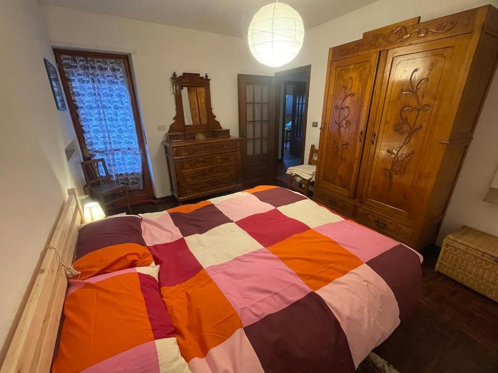 Postel nebo postele na pokoji v ubytování Val Chisone attic home