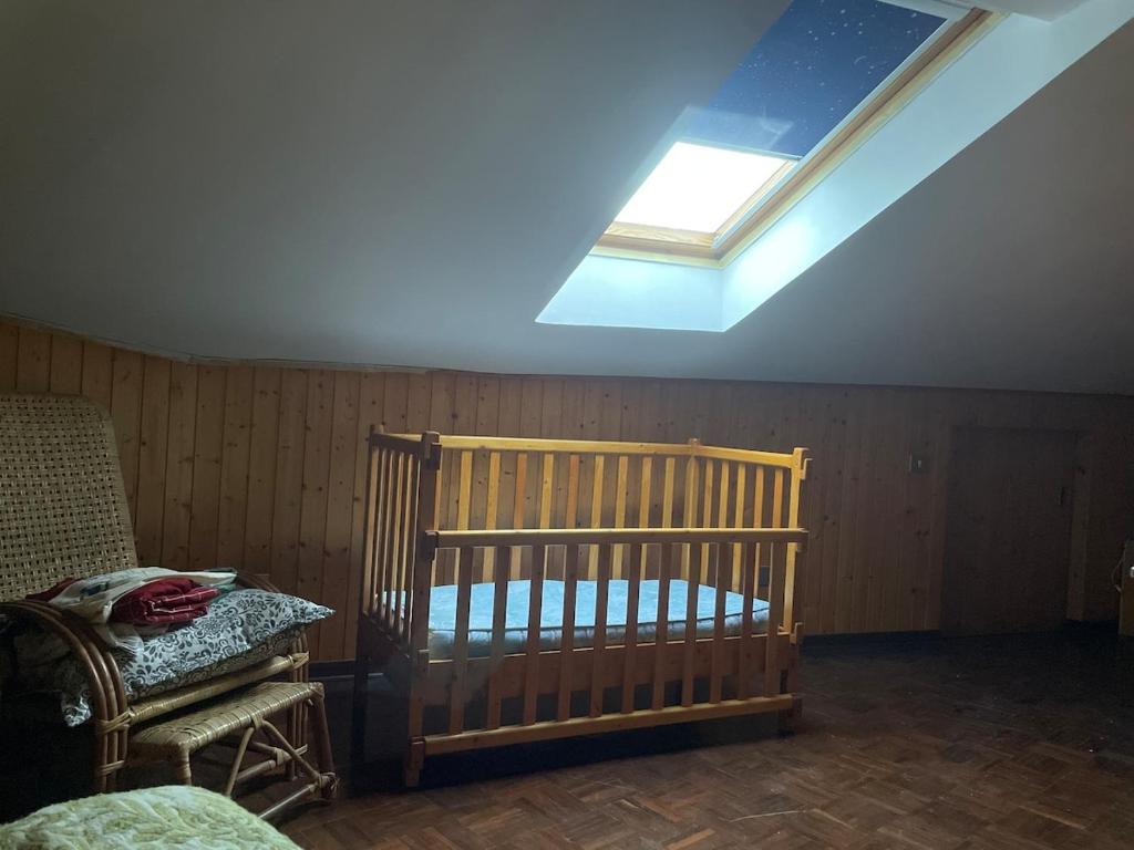 Postel nebo postele na pokoji v ubytování Val Chisone attic home